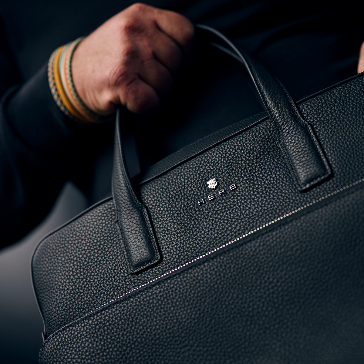 Andreas Herb mit schwarzer Business Bag aus Leder Nahaufnahme