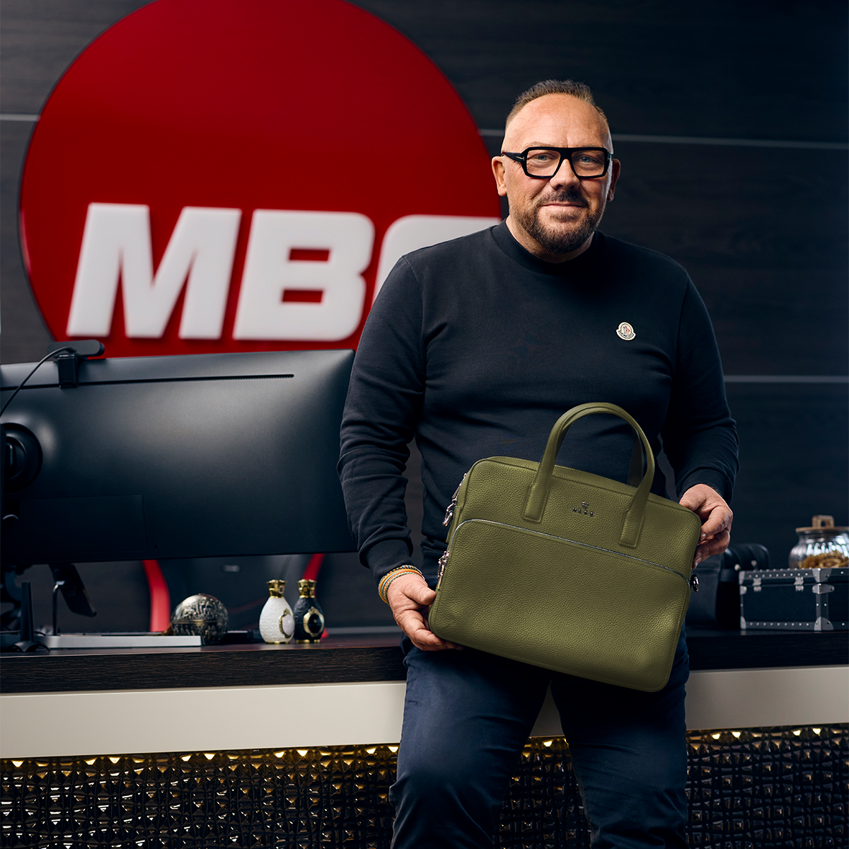 Andreas Herb mit oliver Business Bag aus Leder im Büro