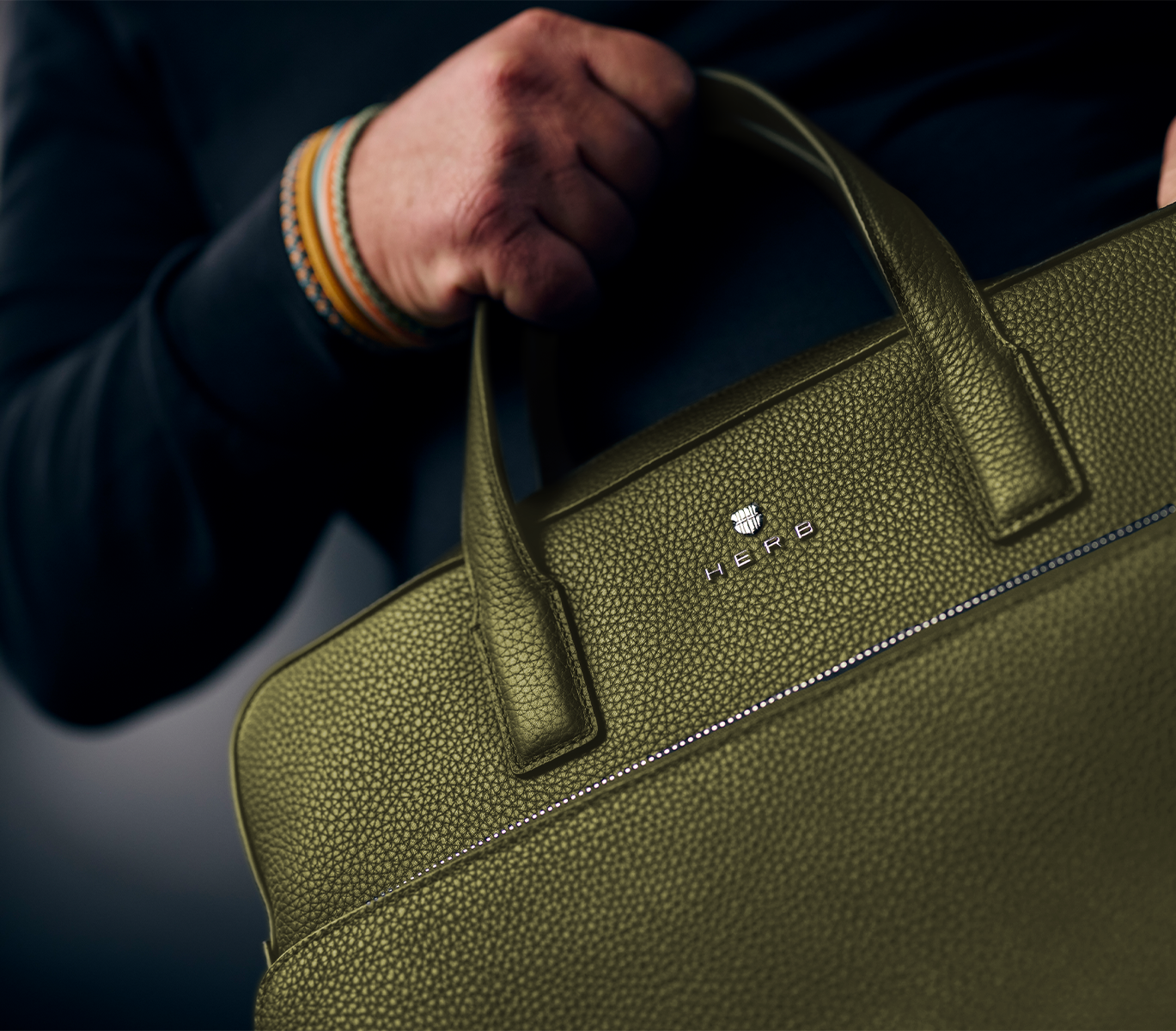 Andreas Herb mit oliver Business Bag aus Leder Nahaufnahme