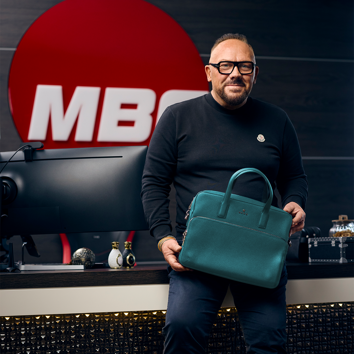 Andreas Herb mit petrol Business Bag aus Leder im Büro