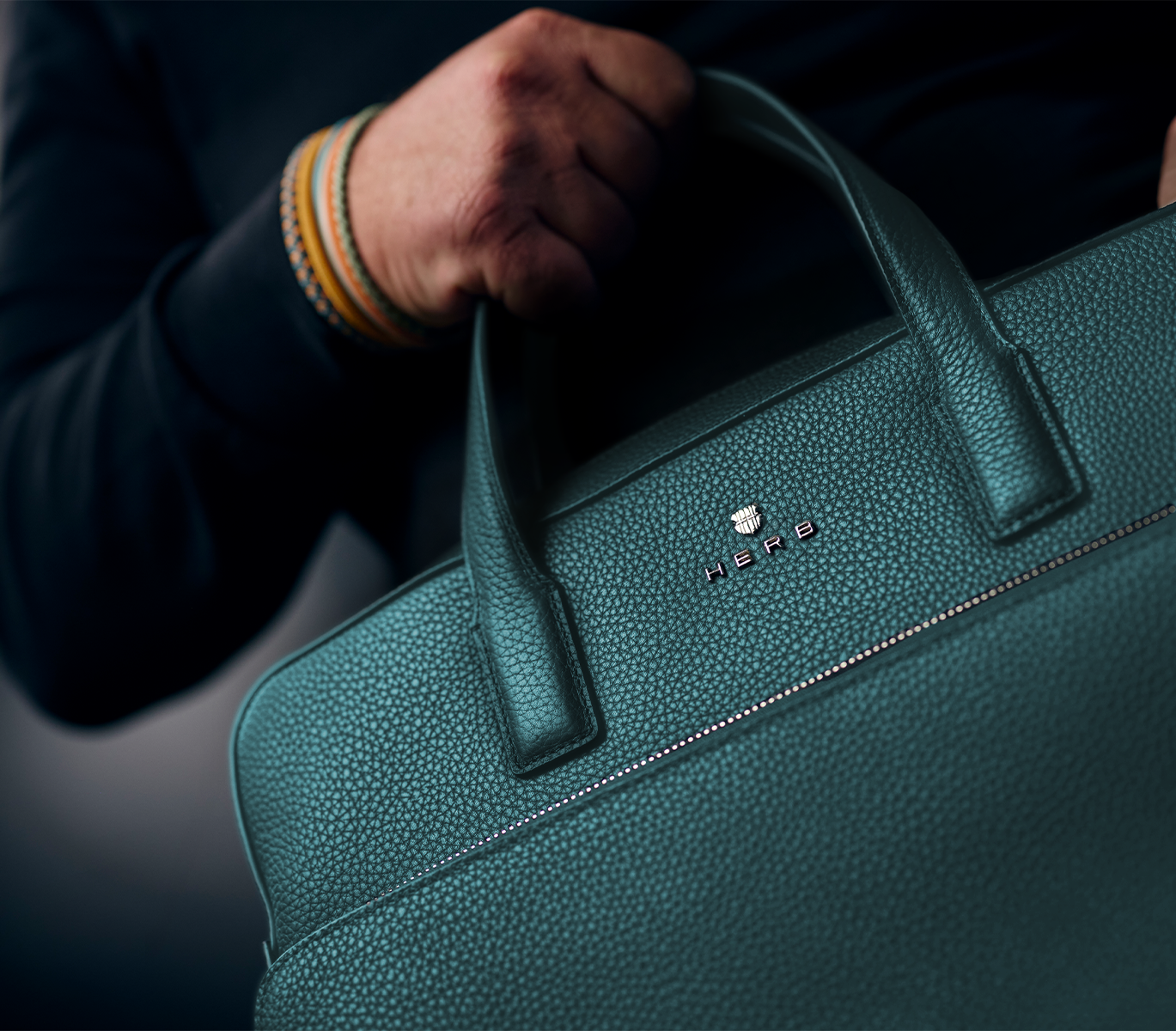 Andreas Herb mit petrol Business Bag aus Leder Nahaufnahme