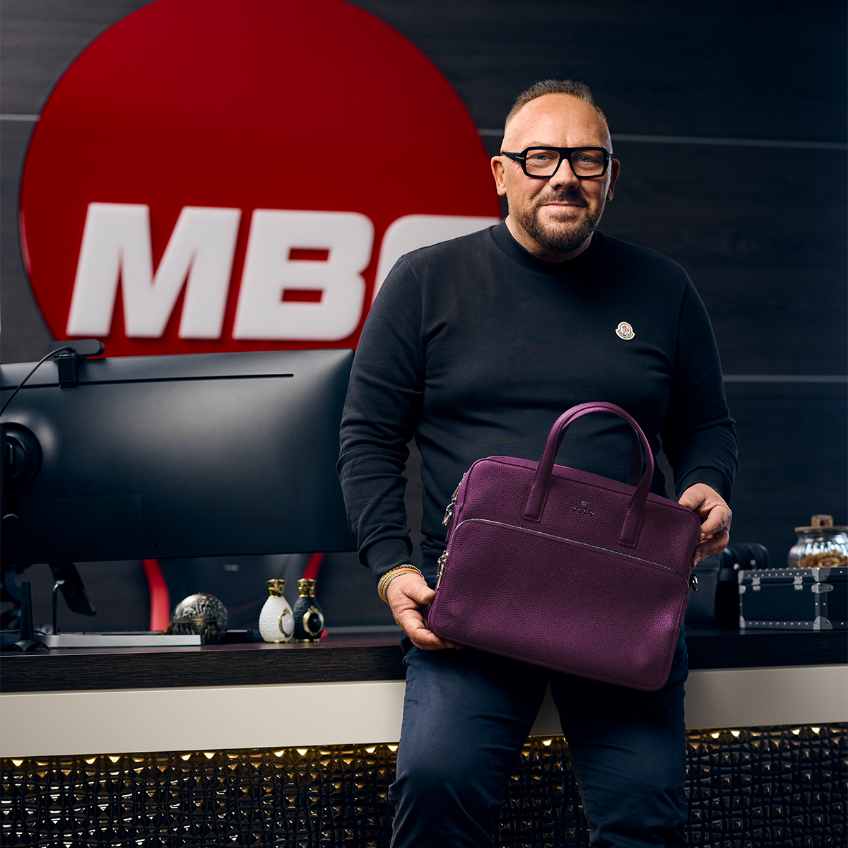 Andreas Herb mit lavender Business Bag aus Leder im Büro