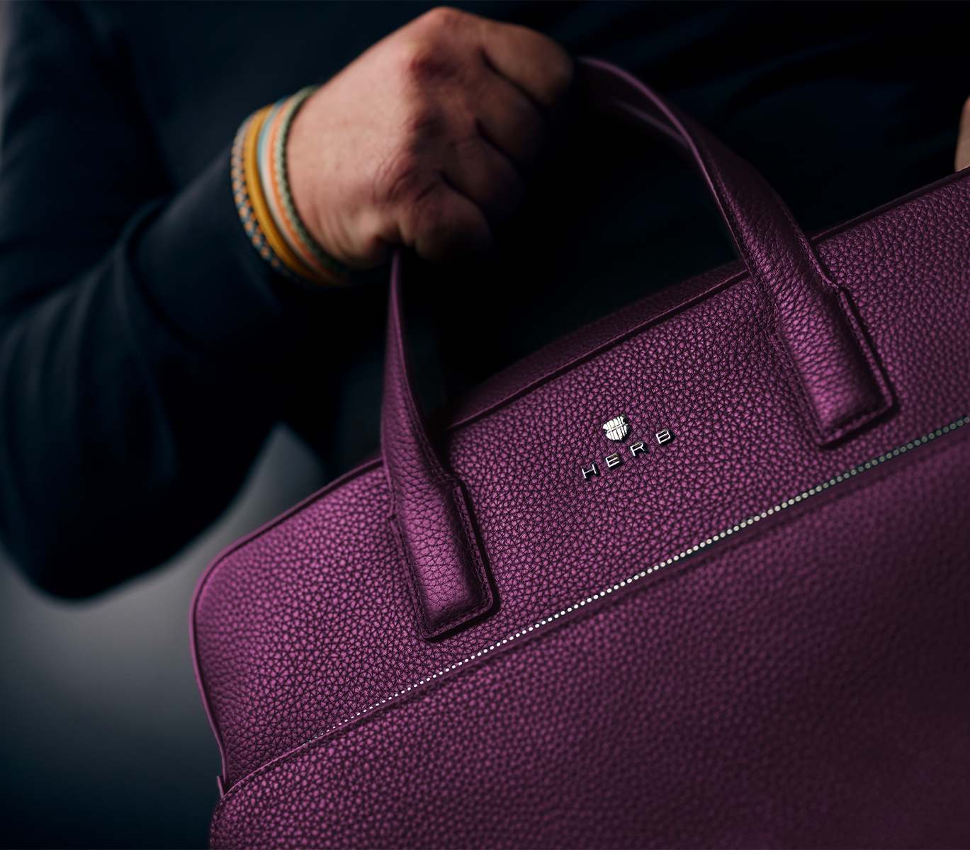 Andreas Herb mit lavender Business Bag aus Leder Nahaufnahme
