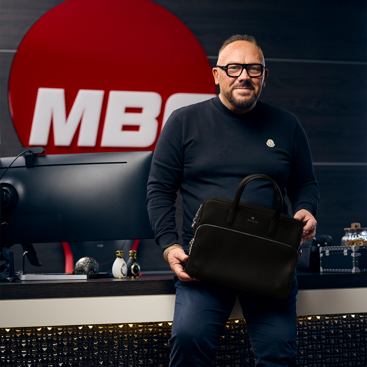 Andreas Herb mit black coffee Business Bag aus Leder im Büro