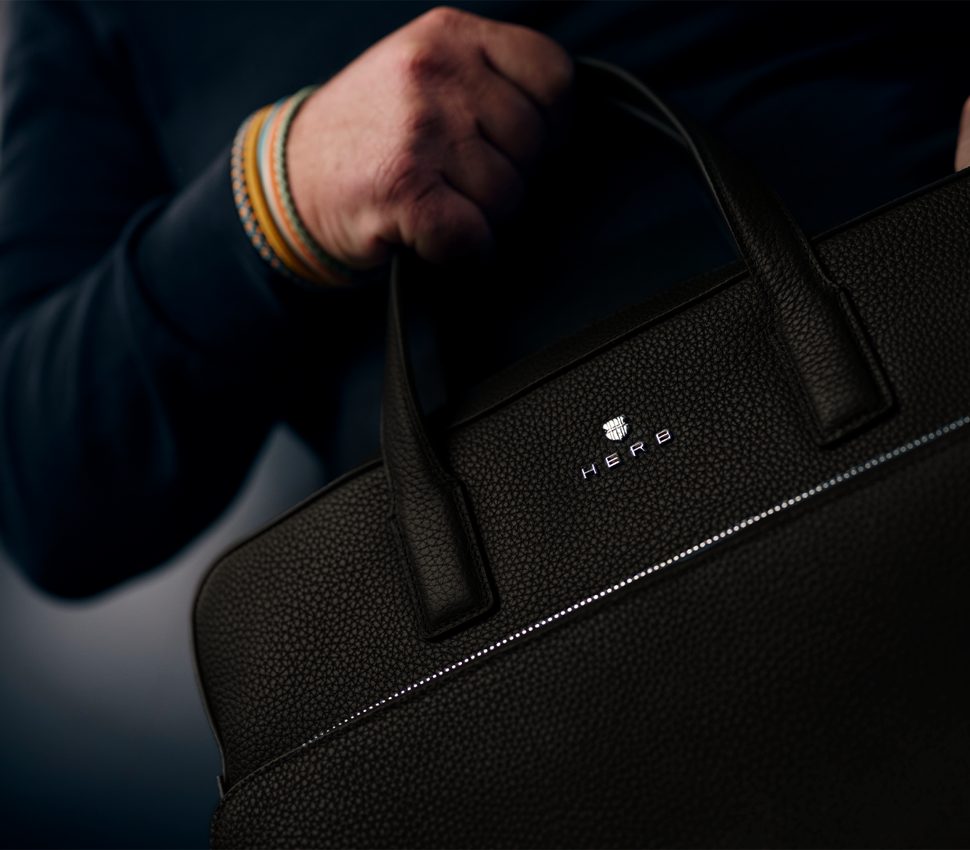 Andreas Herb mit black coffee Business Bag aus Leder Nahaufnahme