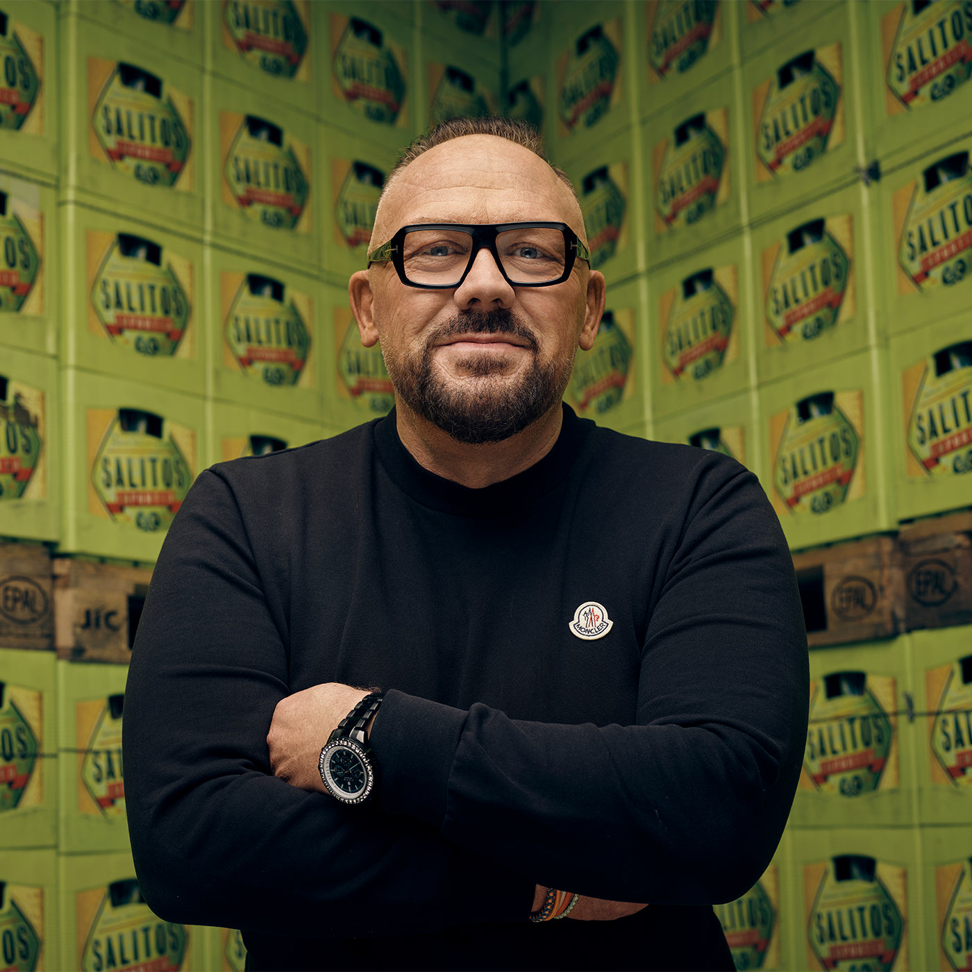 Andreas Herb im Lager vor einem Stapel Salitos Kisten