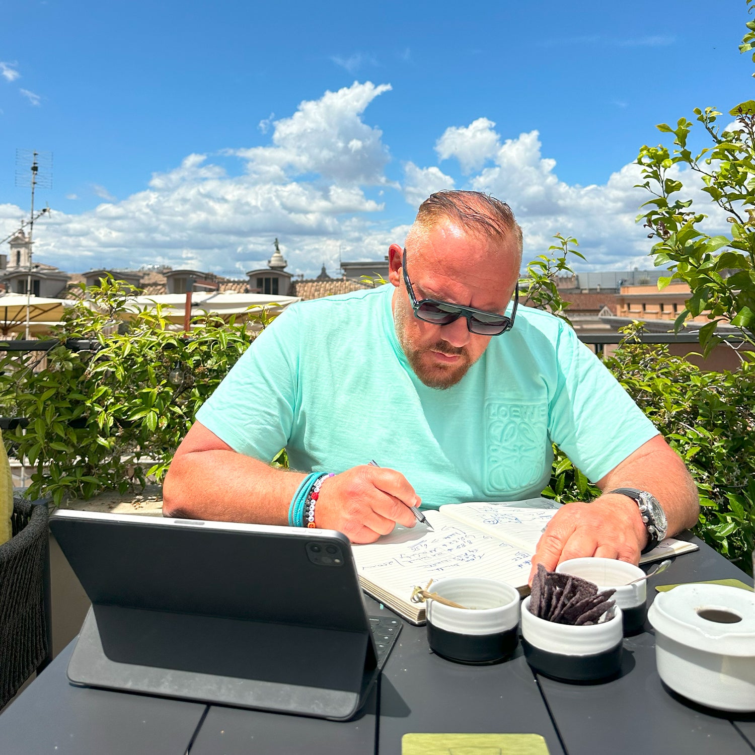 Andreas Herb auf einer sonnigen Terrasse