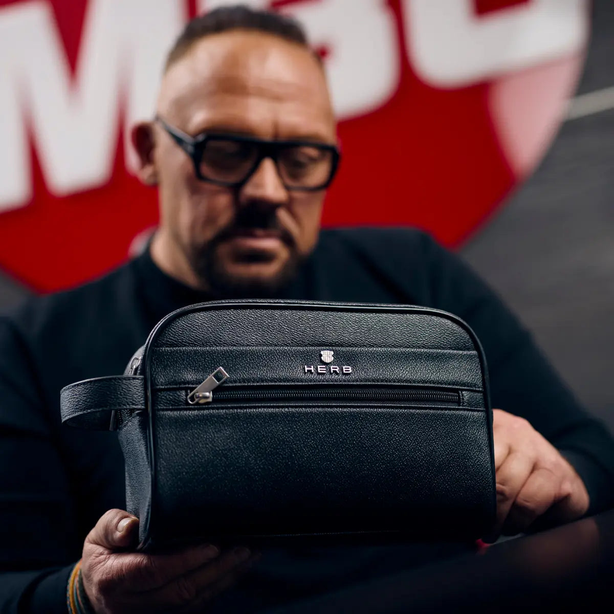 Andreas Herb mit washbag im Büro