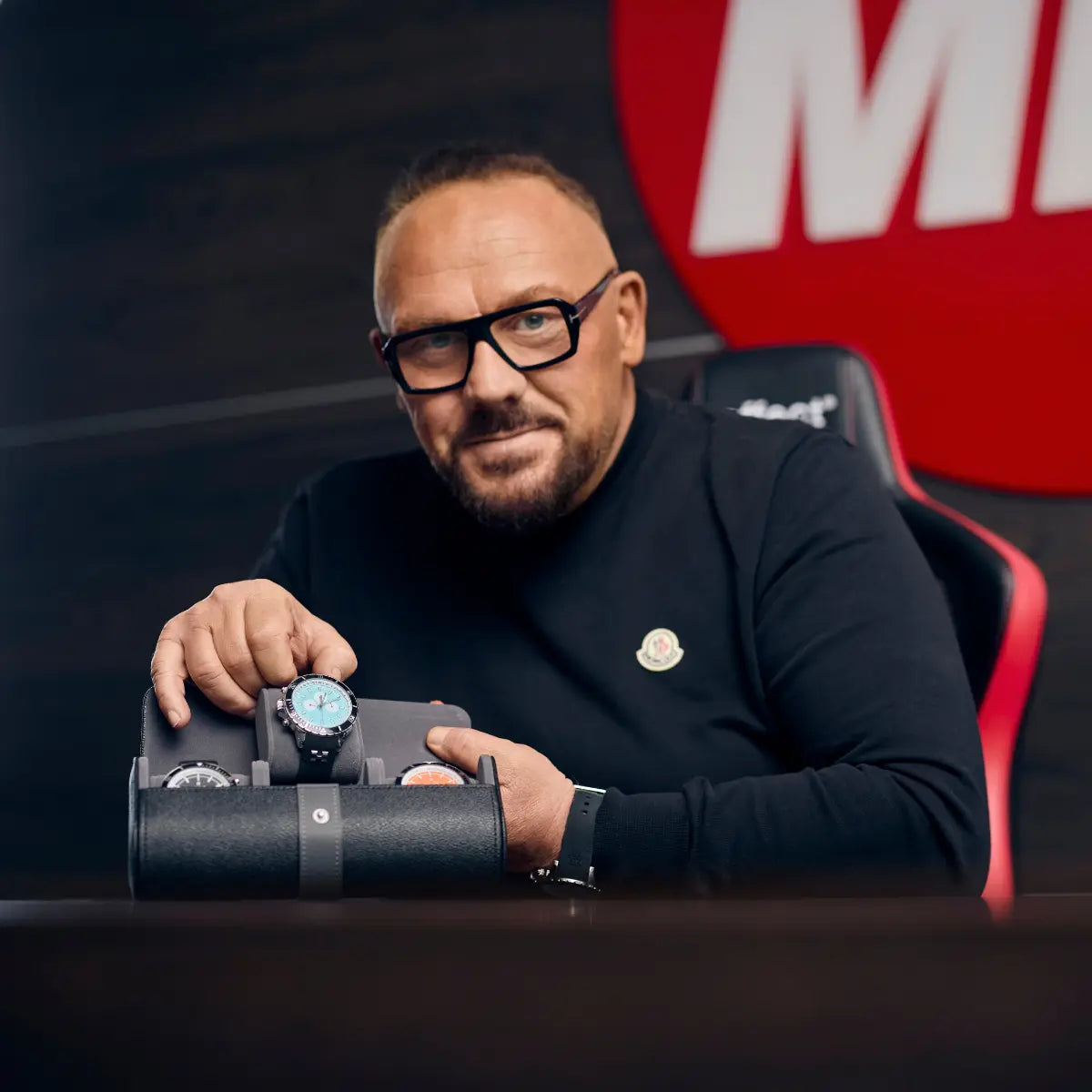 Andreas Herb mit watchbox und Uhren im Büro