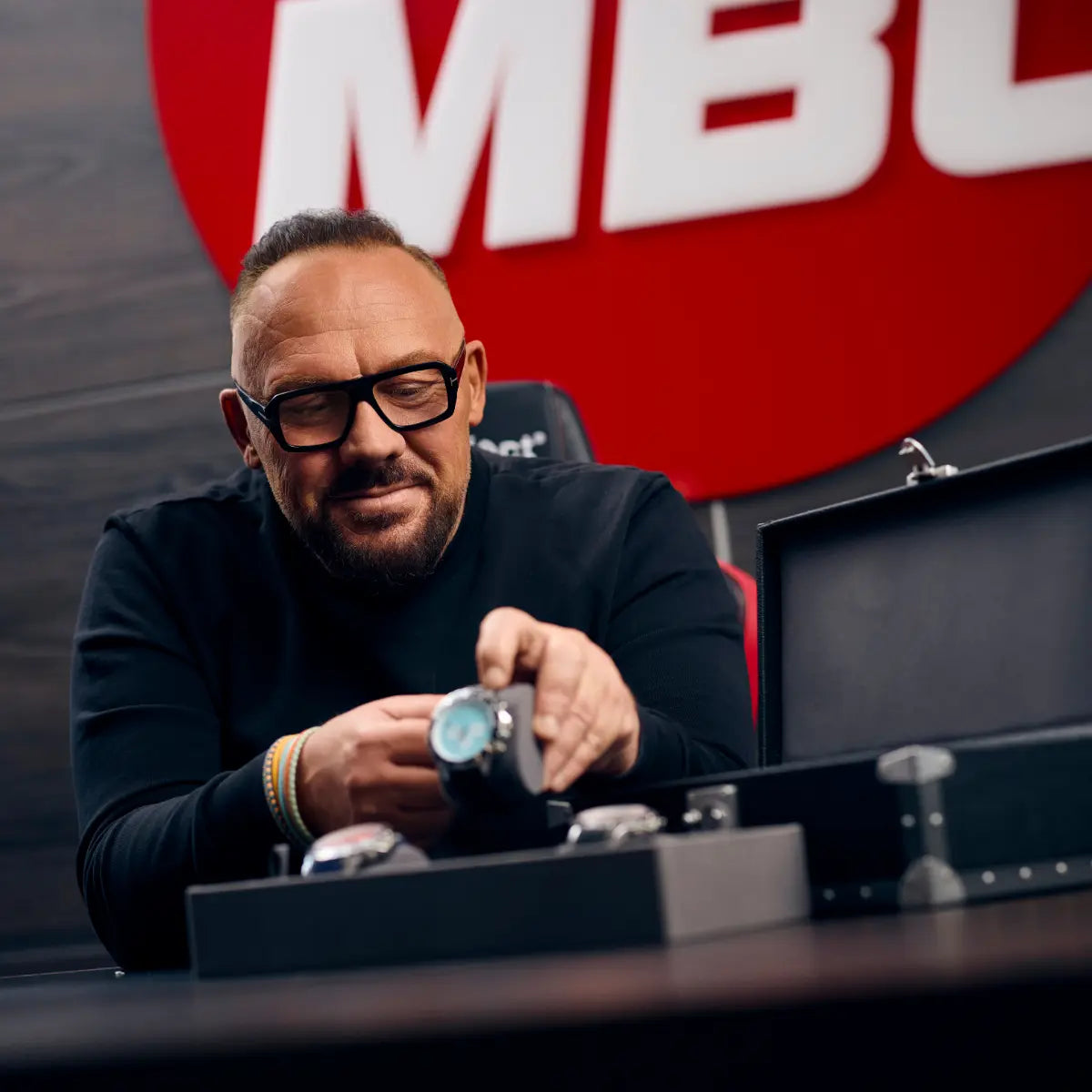 Andreas Herb mit watchcase im Büro
