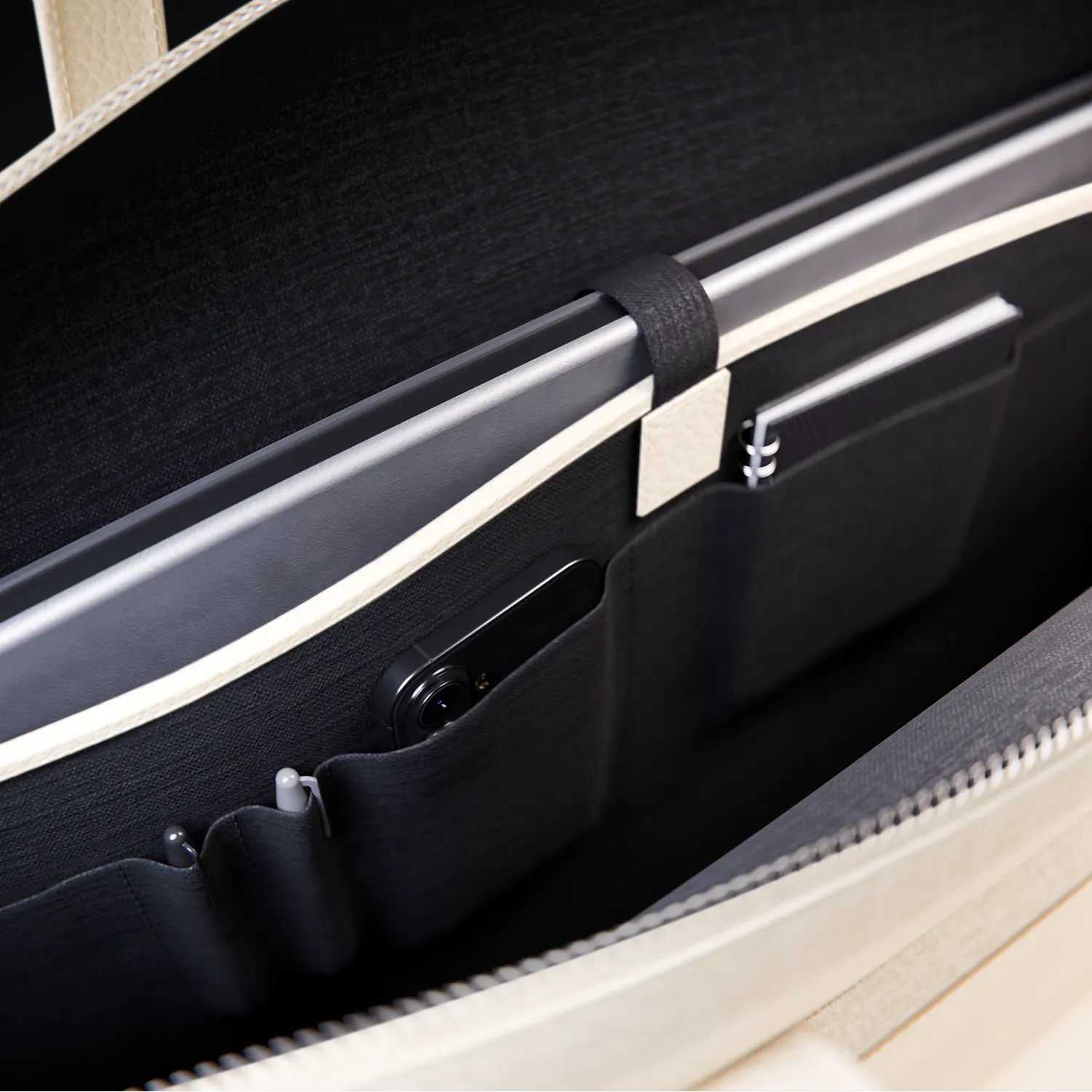 Andreas Herb Business Bag aus creme Leder Innenansicht